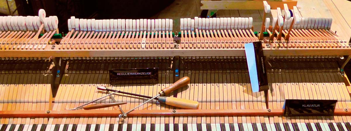 Interior piano con herramientas Latecla Pianos